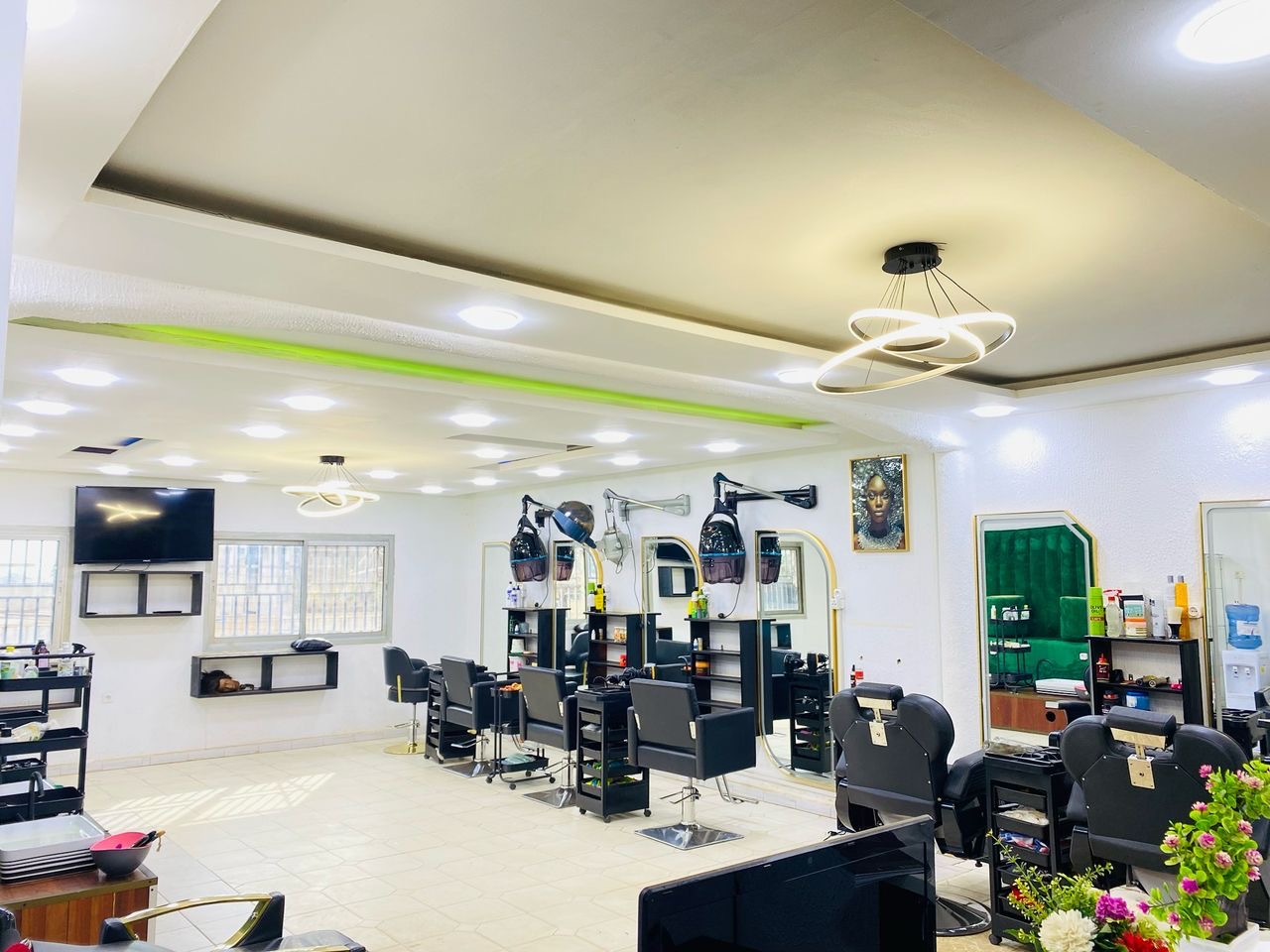 Institut de beauté à vendre en plein cœur de Yaoundé : une opportunité unique pour les passionnés de beauté .