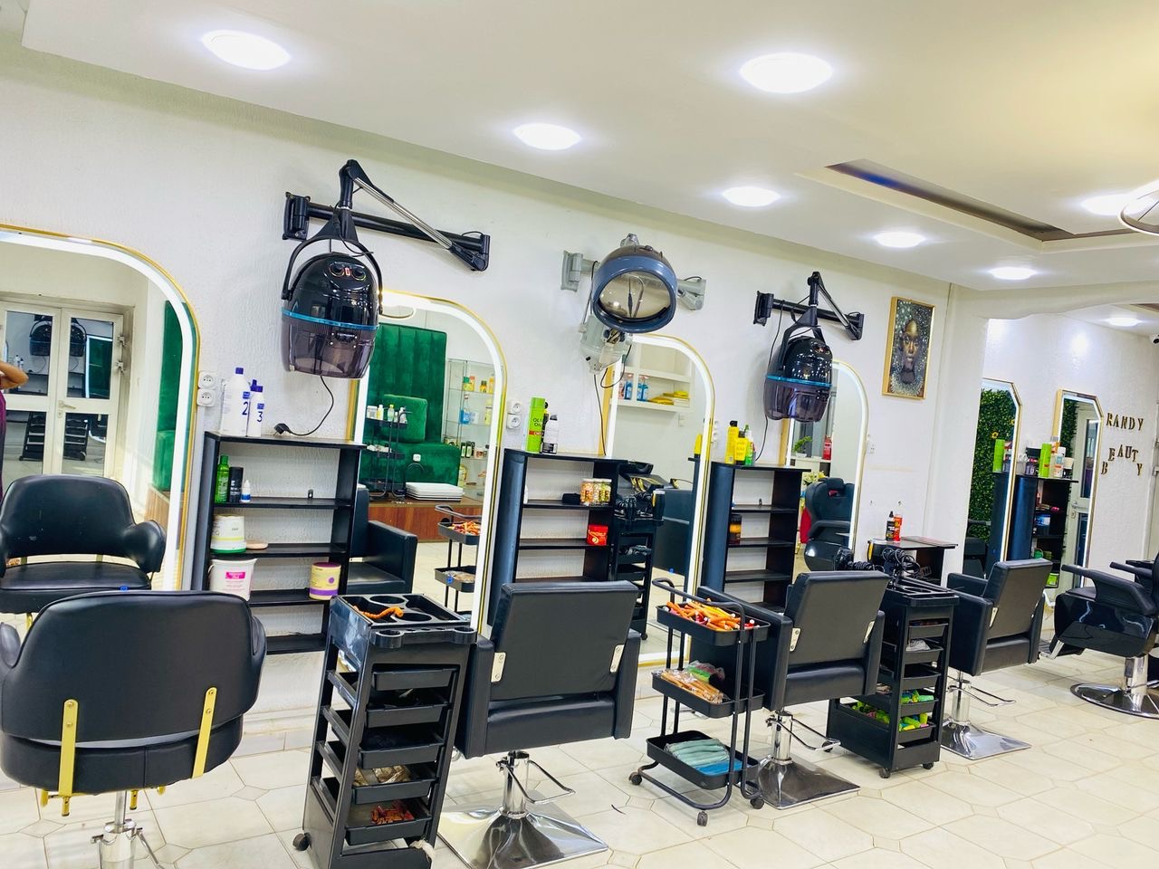 Institut de beauté à vendre en plein cœur de Yaoundé : une opportunité unique pour les passionnés de beauté .