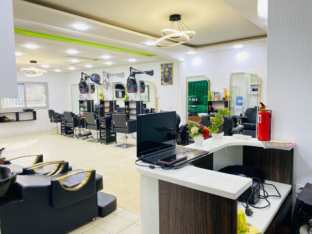 Institut de beauté à vendre en plein cœur de Yaoundé : une opportunité unique pour les passionnés de beauté .