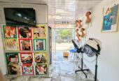 Salon de beauté florissant situé près de la route principale