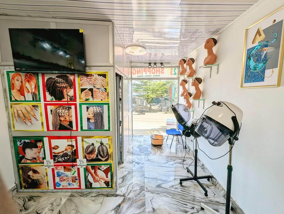 Salon de beauté florissant situé près de la route principale