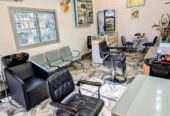 Salon de beauté florissant situé près de la route principale