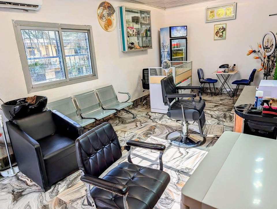 Salon de beauté florissant situé près de la route principale