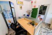 Salon de beauté florissant situé près de la route principale