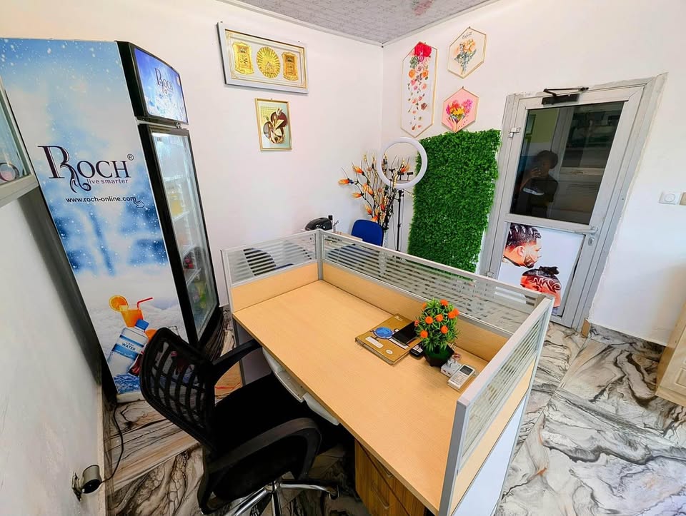Salon de beauté florissant situé près de la route principale
