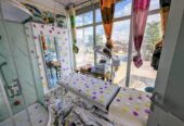 Salon de beauté florissant situé près de la route principale