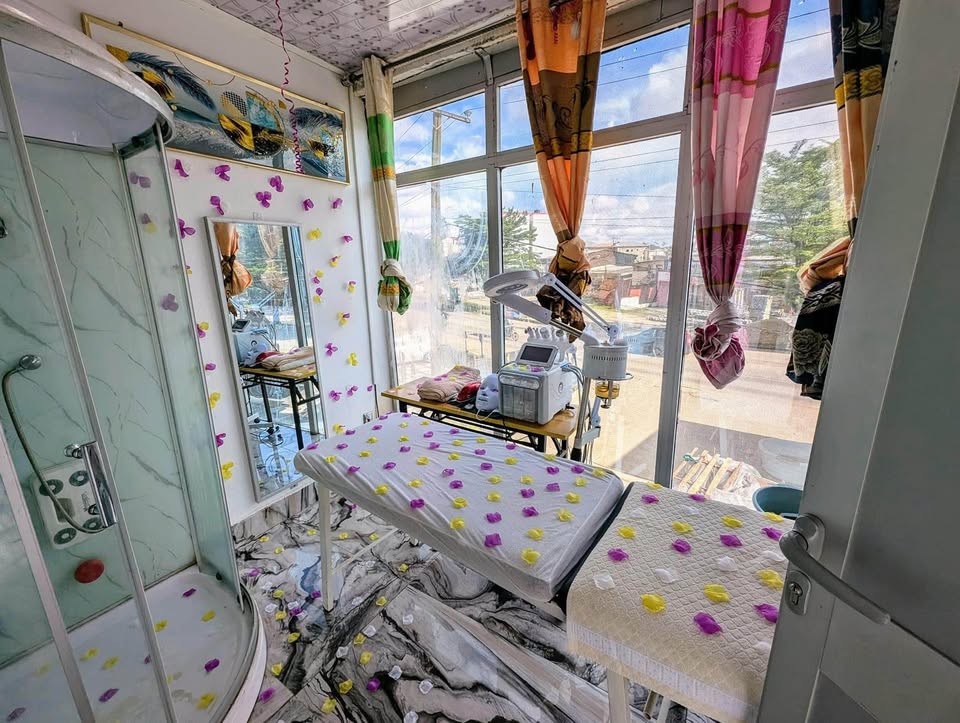Salon de beauté florissant situé près de la route principale