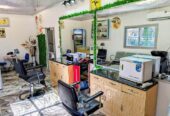 Salon de beauté florissant situé près de la route principale
