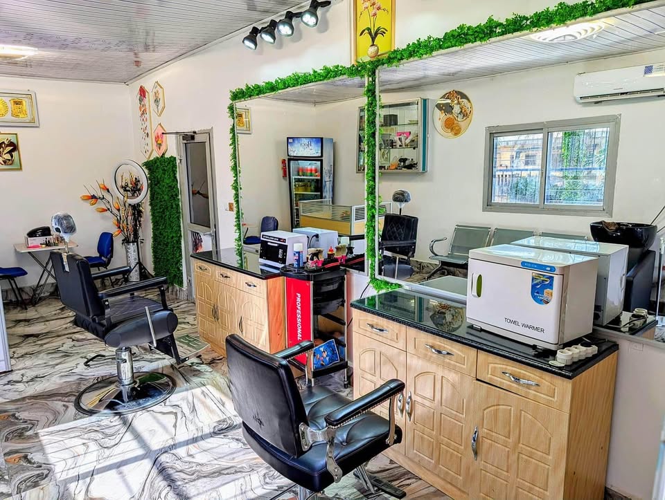 Salon de beauté florissant situé près de la route principale