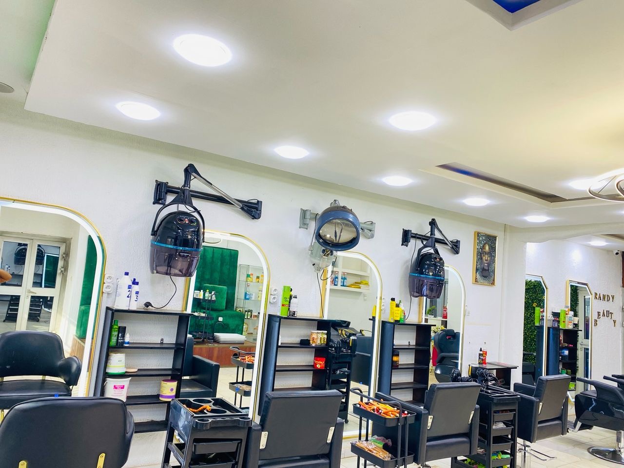 Institut de beauté à vendre en plein cœur de Yaoundé : une opportunité unique pour les passionnés de beauté .